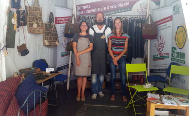 Un stand de création de tabliers, trousses, sacs avec des matériaux de récupération Un stand de création de tabliers, trousses, sacs avec des matériaux de récupération
