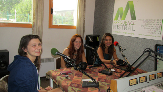 3 du groupe Under One sixty-five Barbara, Jeanne, et Pauline de Gauche à droite 3 du groupe Under One sixty-five Barbara, Jeanne, et Pauline de Gauche à droite