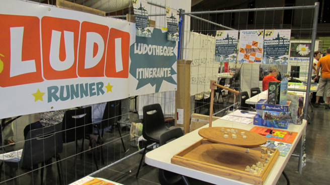 Une association crée du lien par le jeu de société. Une association crée du lien par le jeu de société.