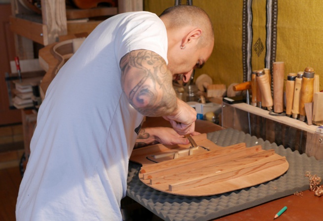 Il fabrique des guitares au pied de la montagne de Lure Il fabrique des guitares au pied de la montagne de Lure