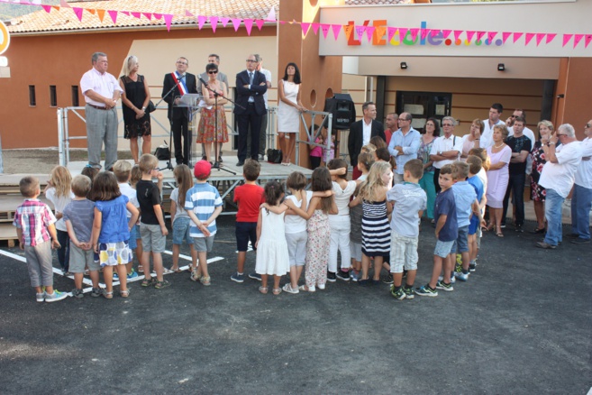 LES ENFANTS DE NOYERS-SUR-JABRON ONT INAUGURE LEUR NOUVELLE ECOLE ! LES ENFANTS DE NOYERS-SUR-JABRON ONT INAUGURE LEUR NOUVELLE ECOLE !