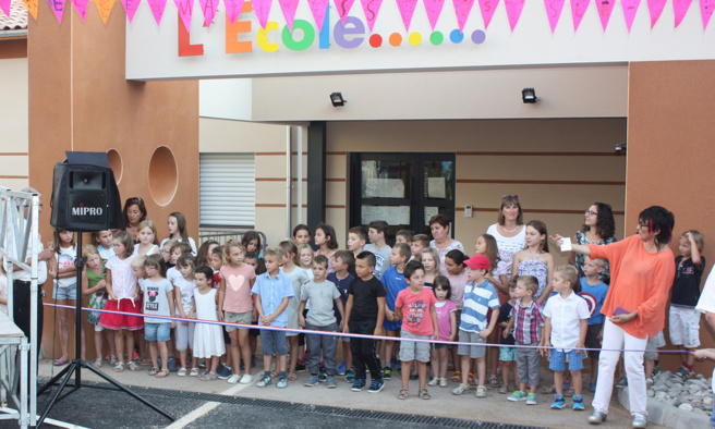 LES ENFANTS DE NOYERS-SUR-JABRON ONT INAUGURE LEUR NOUVELLE ECOLE ! LES ENFANTS DE NOYERS-SUR-JABRON ONT INAUGURE LEUR NOUVELLE ECOLE !