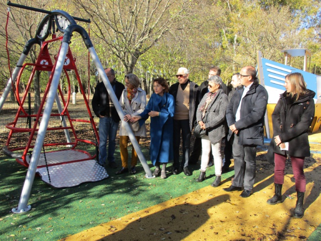 Aux Vannades, une balançoire spéciale est accessible aux enfants handicapés. Aux Vannades, une balançoire spéciale est accessible aux enfants handicapés.