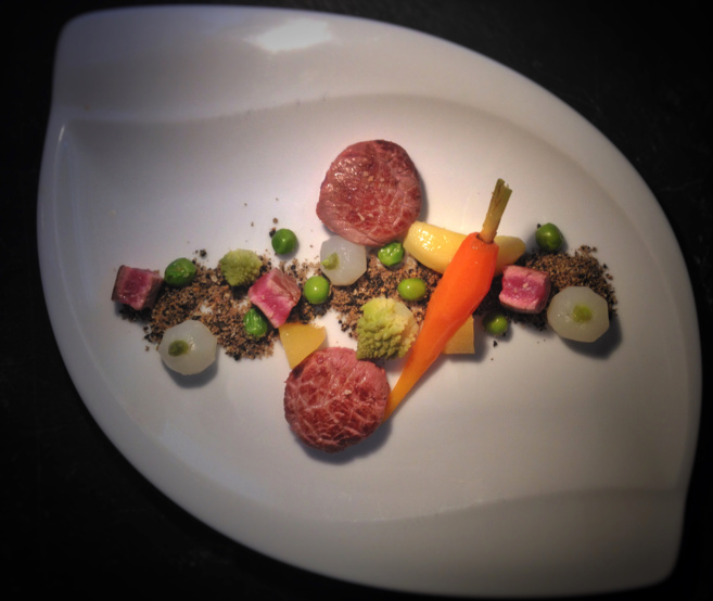 Boeuf du Pays Dignois, sauce vignerone & légumes glacés sur terre Boeuf du Pays Dignois, sauce vignerone & légumes glacés sur terre