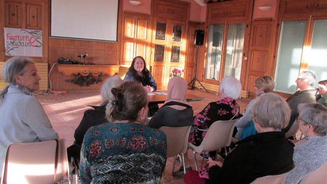 Une conférence sur la souffrance des mères seules Une conférence sur la souffrance des mères seules