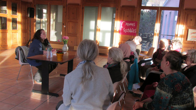 Une conférence sur la souffrance des mères seules Une conférence sur la souffrance des mères seules