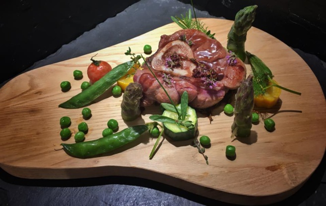 Jarret de veau du Noyer confit dans le vin blanc de Pierrevert aux échalotes et aux fleurs de Thym, Asperges et petits pois de Grans Jarret de veau du Noyer confit dans le vin blanc de Pierrevert aux échalotes et aux fleurs de Thym, Asperges et petits pois de Grans