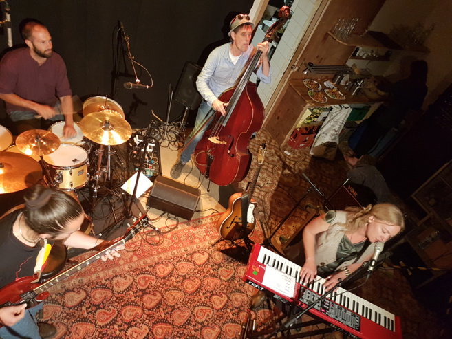 Rencontre avec une chanteuse venue d’Australie… Rencontre avec une chanteuse venue d’Australie…