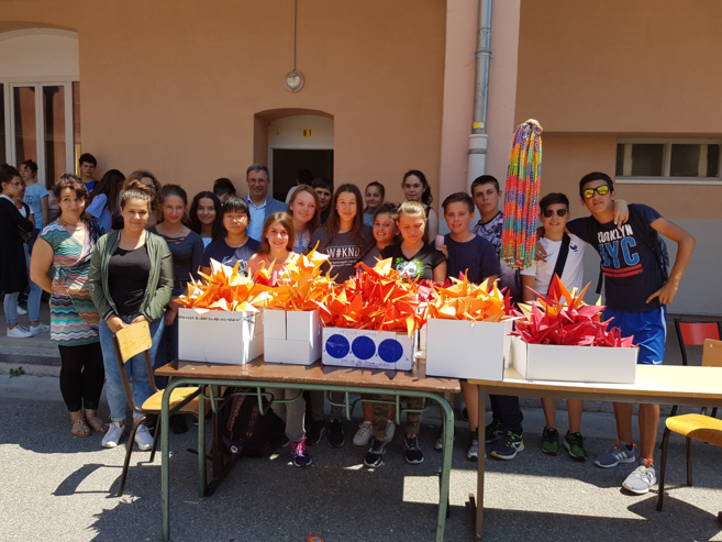 Collègiens, enseignants et proviseur du Collège Pierre Gassendi Collègiens, enseignants et proviseur du Collège Pierre Gassendi