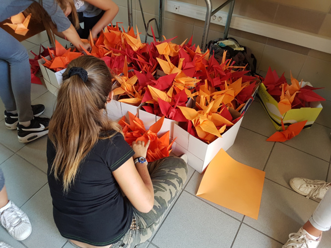 Une guirlande de l’espoir pour Hiroshima faites par des collégiens dignois Une guirlande de l’espoir pour Hiroshima faites par des collégiens dignois