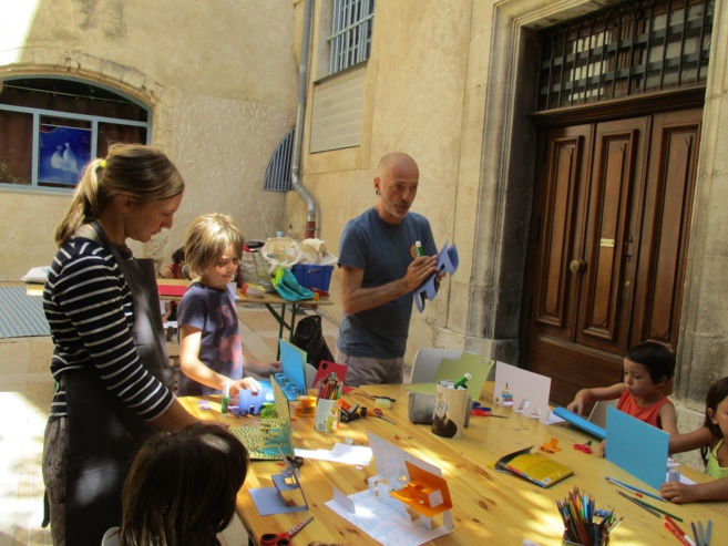 Des enfants assemblent leurs propres « Pop Up » Des enfants assemblent leurs propres « Pop Up »