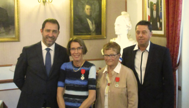 Deux rubans rouges à des personnalités du monde associatif Deux rubans rouges à des personnalités du monde associatif