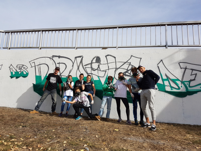 Des jeunes Dignois taguent un mur pour les Droits de l’enfant Des jeunes Dignois taguent un mur pour les Droits de l’enfant