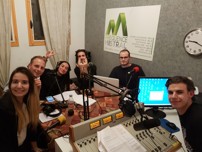 Le thème choisi par ce groupe est : L'actualité Le thème choisi par ce groupe est : L'actualité