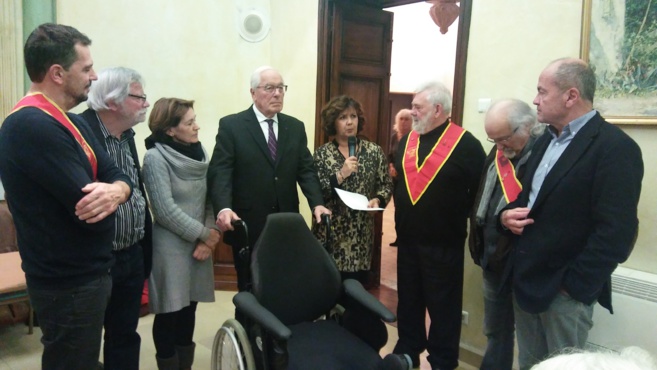 Les disciples d’Escoffier offrent un fauteuil roulant à la Ville de Manosque Les disciples d’Escoffier offrent un fauteuil roulant à la Ville de Manosque