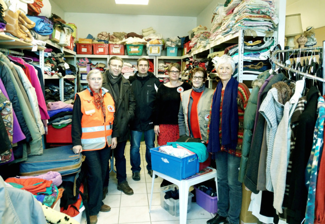 les employés de Sanofi Sisteron soutiennent la croix rouge les employés de Sanofi Sisteron soutiennent la croix rouge