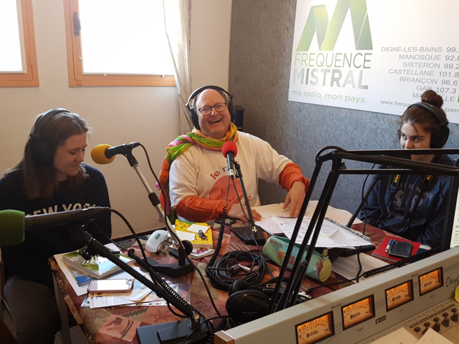 Alexandre Picovschi présente le Yoga "doux rire" Alexandre Picovschi présente le Yoga "doux rire"