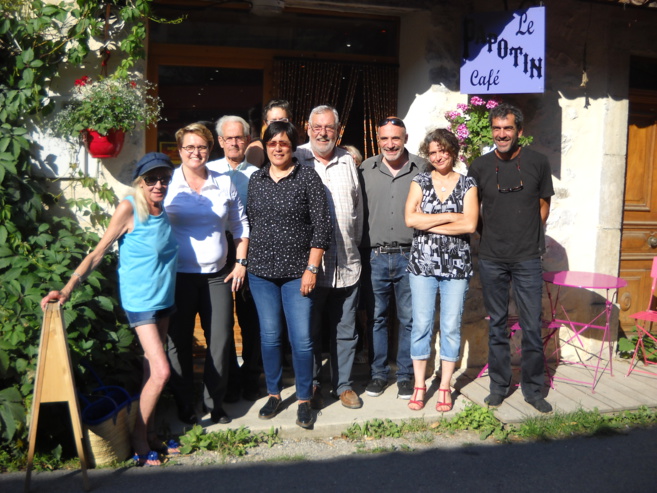 Quand une députée papote avec des citoyens… Quand une députée papote avec des citoyens…