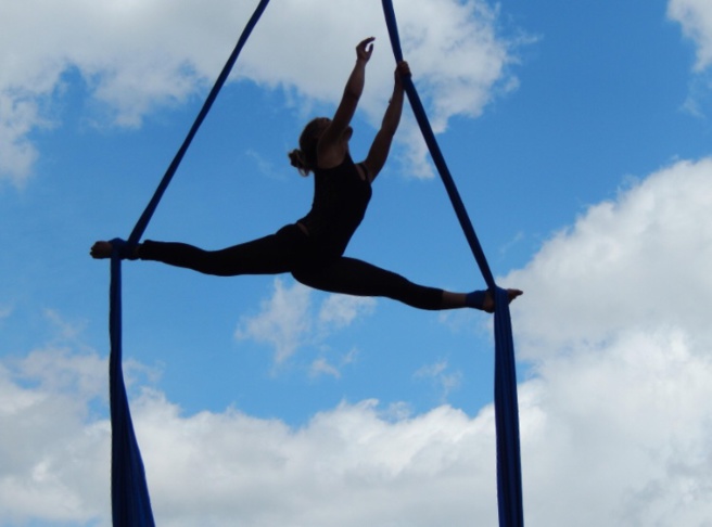 Pour avoir de belles formes testez la danse sur tissu aérien Pour avoir de belles formes testez la danse sur tissu aérien