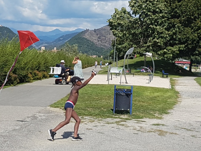Des cerfs-volants au dessus du plan d'eau dignois Des cerfs-volants au dessus du plan d'eau dignois