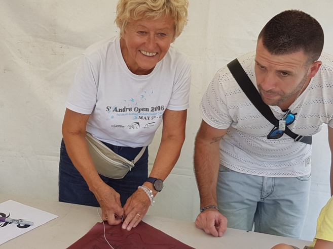 Des cerfs-volants au dessus du plan d'eau dignois Des cerfs-volants au dessus du plan d'eau dignois