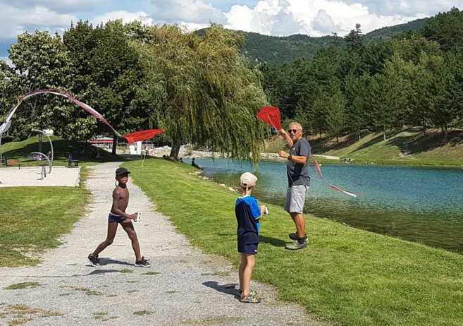 Des cerfs-volants au dessus du plan d'eau dignois Des cerfs-volants au dessus du plan d'eau dignois