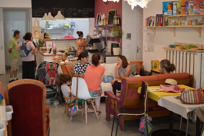 Des familles autour d’un café à Gap Des familles autour d’un café à Gap