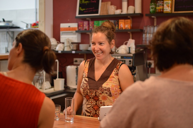 Des familles autour d’un café à Gap Des familles autour d’un café à Gap