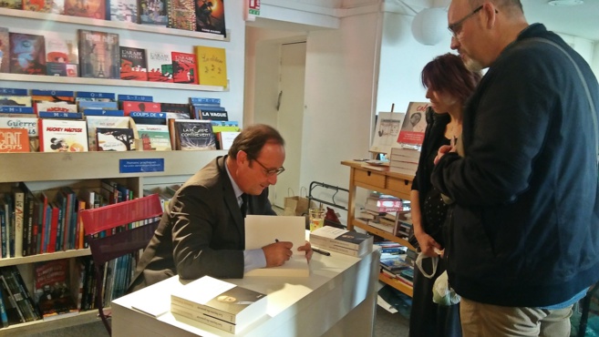 François Hollande à Manosque : un président normal dédicace François Hollande à Manosque : un président normal dédicace