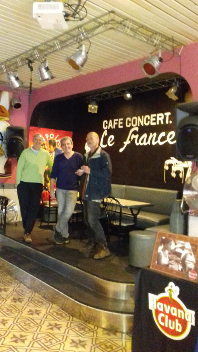 Un café-concert, bien sur scène : Le France à Peyruis… Un café-concert, bien sur scène : Le France à Peyruis…