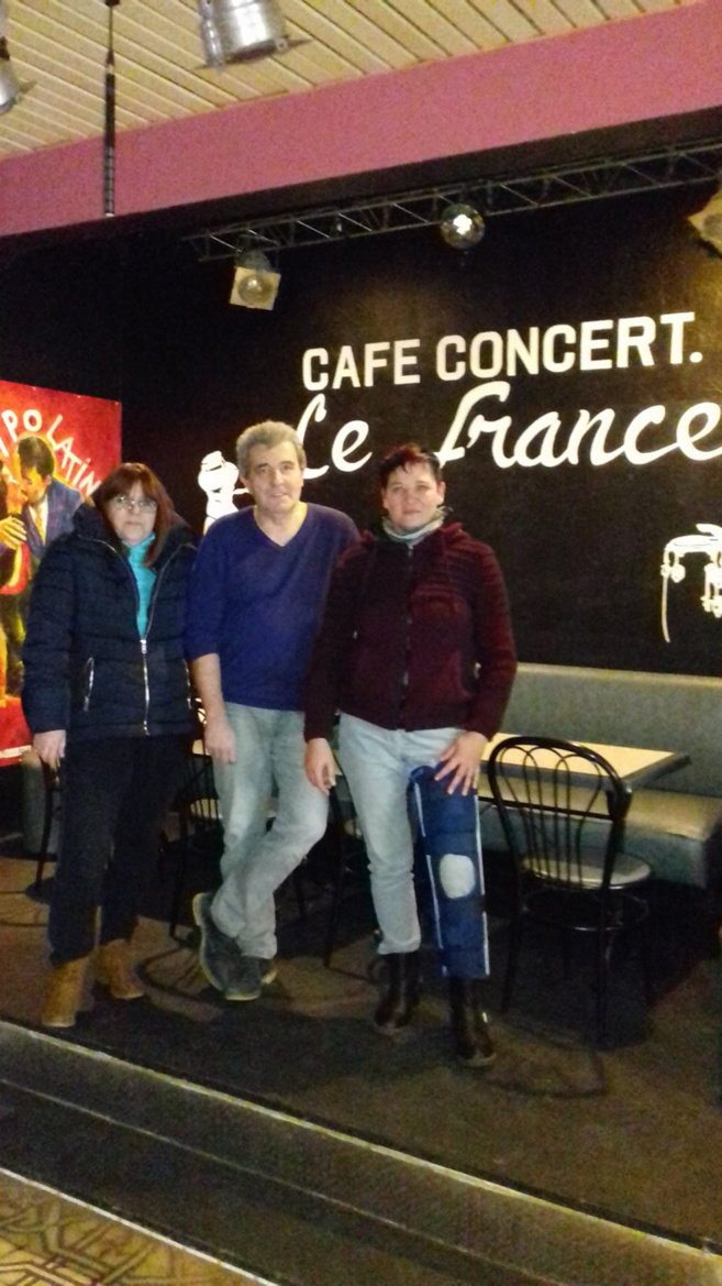 Un café-concert, bien sur scène : Le France à Peyruis…