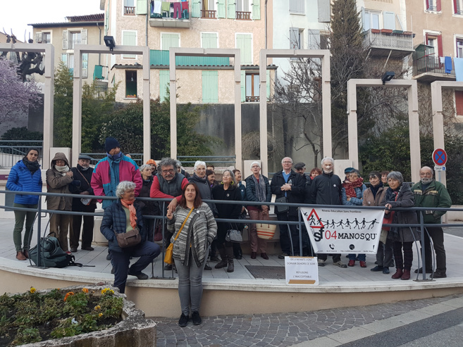RESF manifeste devant la Préfecture de Digne RESF manifeste devant la Préfecture de Digne