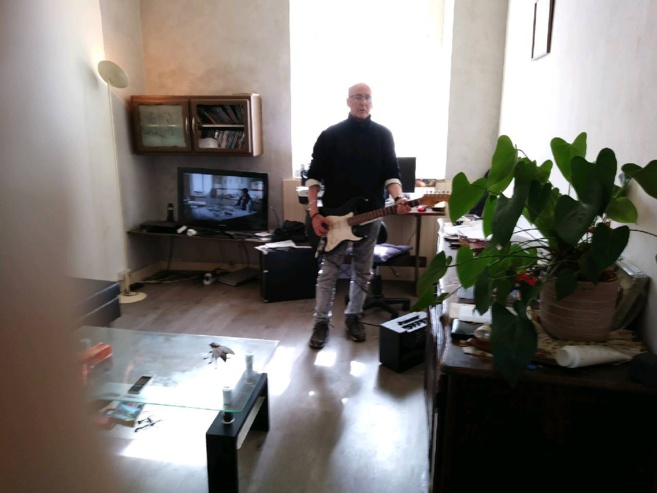 Des mélodies reprises à la guitare électrique ! Des mélodies reprises à la guitare électrique !