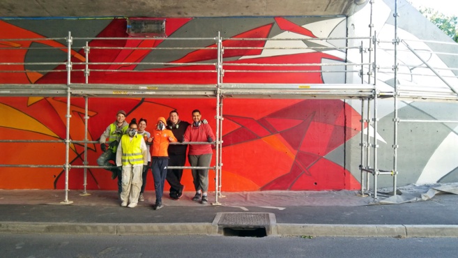 Une belle fresque murale et… au milieu passent les voitures ! Une belle fresque murale et… au milieu passent les voitures !