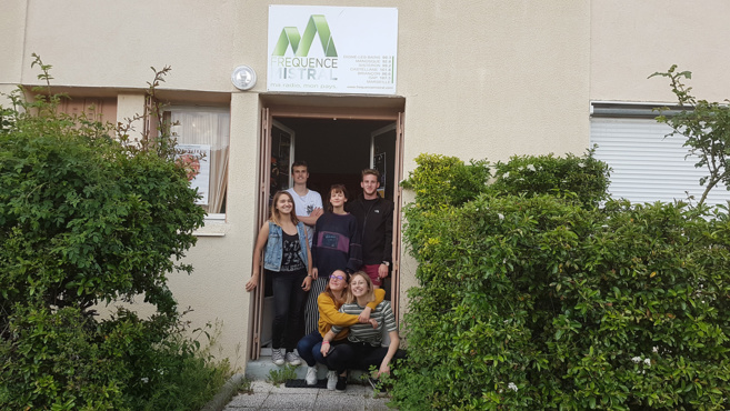 Les indignes 8 - infos - humour - interview - Les indignes 8 - infos - humour - interview -