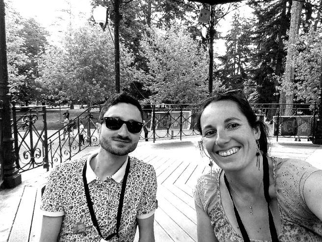 Adelha monte le son au service de tous dehors Adelha monte le son au service de tous dehors