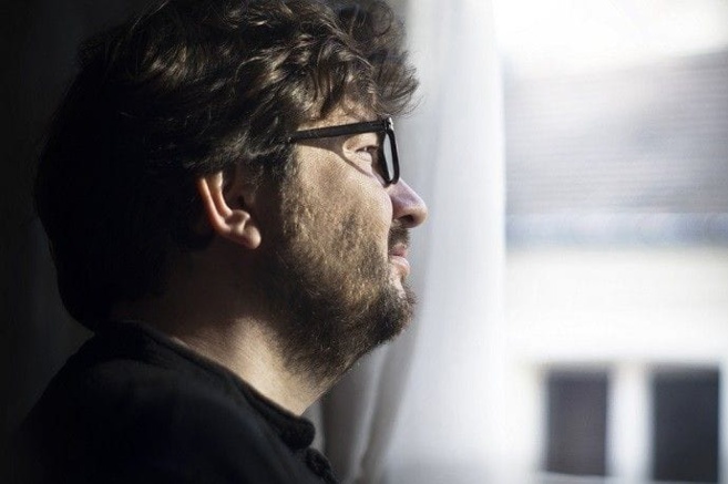 Nicolas Duclos tantôt rêveur et tantôt déchaîné... avec son piano et ses chansons Nicolas Duclos tantôt rêveur et tantôt déchaîné... avec son piano et ses chansons