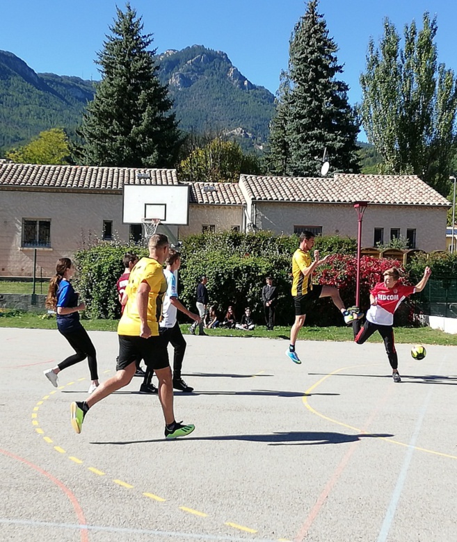 Les jeunes Castellanais ont-ils un comportement conforme aux règles de leur collège ? Les jeunes Castellanais ont-ils un comportement conforme aux règles de leur collège ?