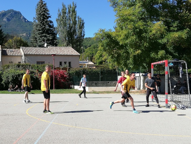 Les jeunes Castellanais ont-ils un comportement conforme aux règles de leur collège ? Les jeunes Castellanais ont-ils un comportement conforme aux règles de leur collège ?