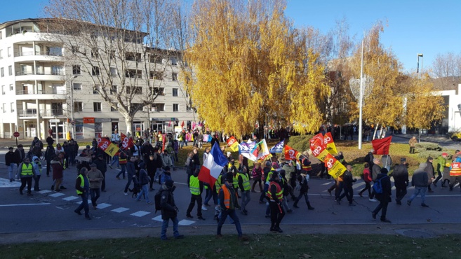Briançon a manifesté contre le projet de réforme des retraites Delevoye-Macron ! Briançon a manifesté contre le projet de réforme des retraites Delevoye-Macron !