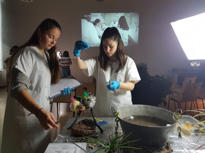 Une exposition performance de créatures mystérieuses Une exposition performance de créatures mystérieuses