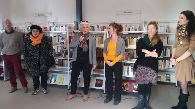 Par sons et par mots écrit, lit et danse entre les lignes… Par sons et par mots écrit, lit et danse entre les lignes…