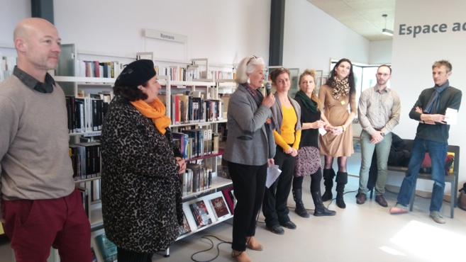 Par sons et par mots écrit, lit et danse entre les lignes… Par sons et par mots écrit, lit et danse entre les lignes…