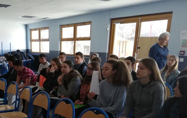 Collège fermé à Castellane ! Collège fermé à Castellane !
