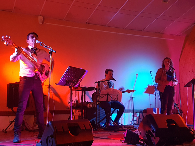 Ils jouent et chantent les beatles Ils jouent et chantent les beatles