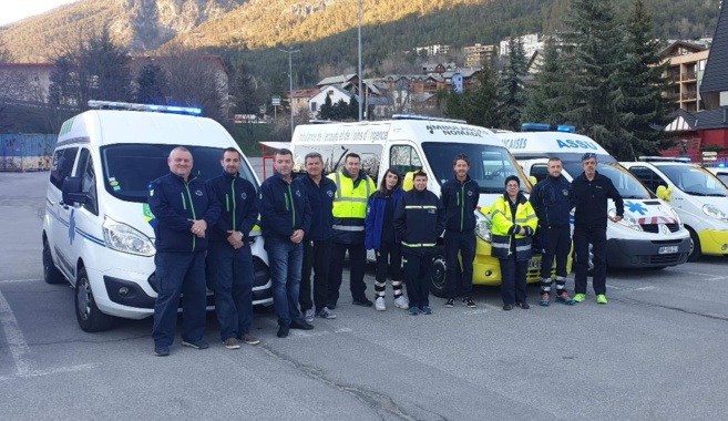 Un salut envers les soignants par les ambulanciers à Briançon Un salut envers les soignants par les ambulanciers à Briançon