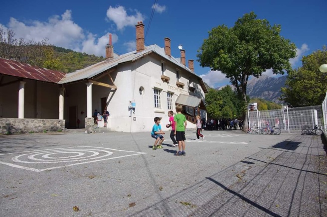 "Des contes merveilleux" : une production des élèves de l'école Saint Blaise de Briançon "Des contes merveilleux" : une production des élèves de l'école Saint Blaise de Briançon