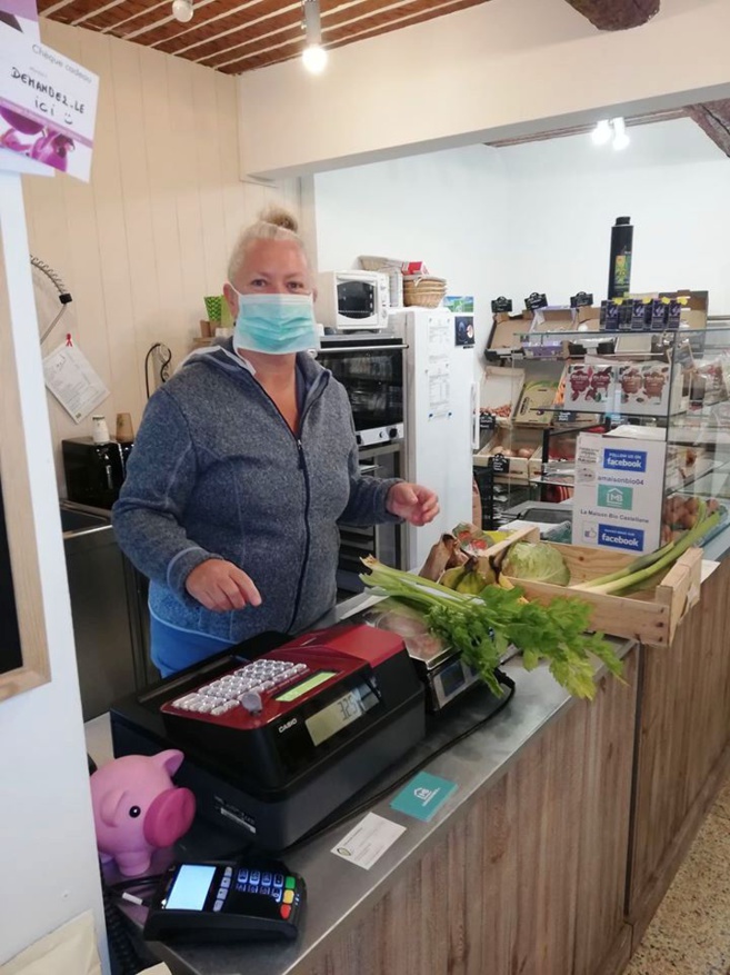 A Castellane, Marc et Brigitte tiennent une alimentation bio A Castellane, Marc et Brigitte tiennent une alimentation bio