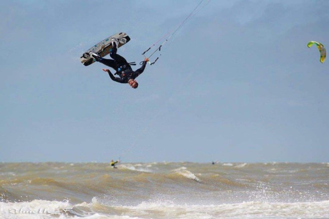 Le champion Laurent Guyot à repris son activité : le snowkite après près de 8 semaines de confinement dans les Hautes-Alpes. Le champion Laurent Guyot à repris son activité : le snowkite après près de 8 semaines de confinement dans les Hautes-Alpes.