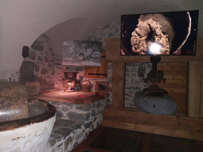 Une animation émouvante dans un ancien moulin à huile de noix : le moulin de Célestin ! Une animation émouvante dans un ancien moulin à huile de noix : le moulin de Célestin !